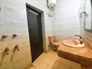 Comfy 1 BHK Near Max Hospital &City Walk