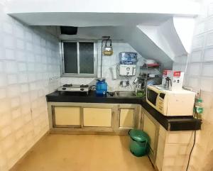 Comfy 1 BHK Near Max Hospital &City Walk