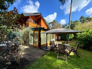 Houten chaletbungalow in het bos, sauna, jacuzzi