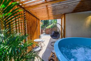 LAGOM - Hot Tub Hideout