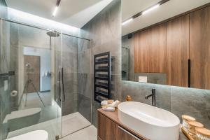 Kraków Prestige Suites - 61m2, Parking, Balcony, Workspace, AC - by Rentujemy