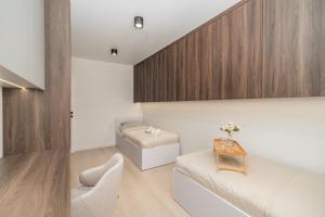 Kraków Prestige Suites - 61m2, Parking, Balcony, Workspace, AC - by Rentujemy