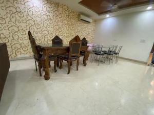 4BHK Luxury Service Apt near Saket