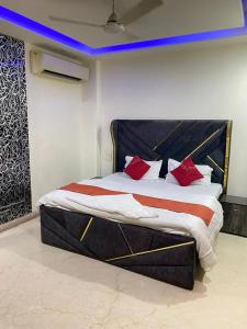 4BHK Luxury Service Apt near Saket