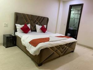 4BHK Luxury Service Apt near Saket