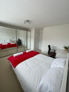 Large Modern House Ideal for Work Stays & Groups