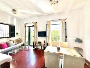 Two-Bedroom Apartment with Balcony room in Plaza de Santa Cruz