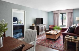 Graduate King Suite with Sofa Bed room in Graduate Storrs