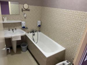 Hotels Hotel Le Lyon Vert Commentry : photos des chambres