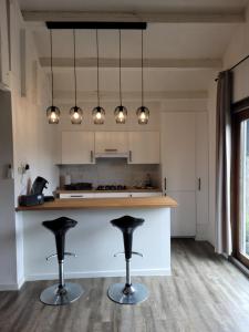 Rustig gelegen chalet Kapeki met tuin aan het water