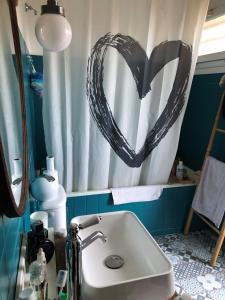 Chambre au calme dans résidence avec terrain de tennis