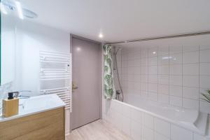 Le Petit Gîte de la Vallée - Vue montagne parking