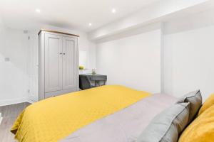 LUXstay Holland Park Apartment with AC