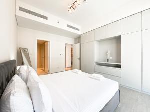 Wilton Terrace Charm- Stylish 1-Bedroom in MBR City With a Pool View