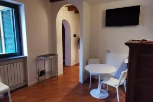 Bilocale in corte ristrutturata - Angera