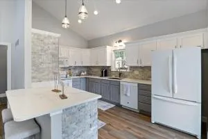 Lakefront Paradise -Private Dock, Calm Cove - Edwards