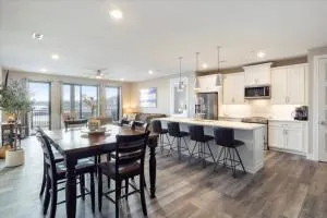 Lake Haven-Luxury Condo, Infinity Pool, Gym - Four Seasons