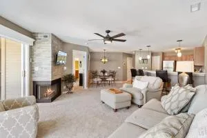 Bristol Breeze, Waterfront Condo, Pools - Four Seasons