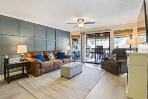 Turtle Cove, Lakefront Pool - Four Seasons