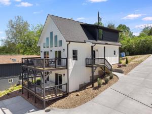 New Biltmore Village 5 Bedroom Home, 2 Decks, Mtn Views