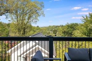 New Biltmore Village 5 Bedroom Home, 2 Decks, Mtn Views