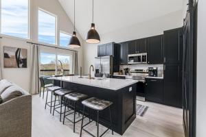 New Biltmore Village 5 Bedroom Home, 2 Decks, Mtn Views