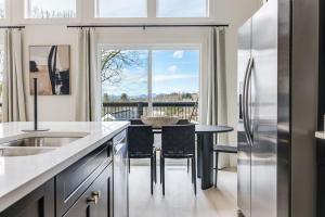 New Biltmore Village 5 Bedroom Home, 2 Decks, Mtn Views