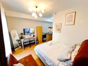 Cozy Studio with Balcony in Mesaverte near SM Downtown 4pax max with Free Pool & Netflix