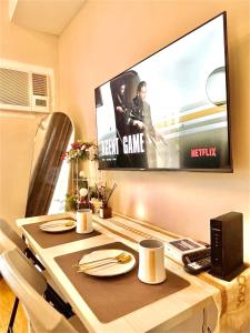 Cozy Studio with Balcony in Mesaverte near SM Downtown 4pax max with Free Pool & Netflix