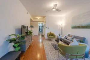 3BR Prime Hyde Park Location Near UChicago and Dining - Grant Village