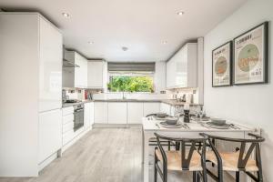 MODERN & SPACIOUS Canary Wharf Apartment, PRIME CENTRAL LOCATION, BALCONY, Near O2, EXCEL, LONDON CITY AIRPORT & GREENWICH