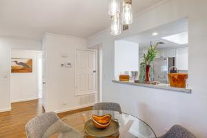 Quiet Condo with Pool Access, Near Arizona Boardwalk