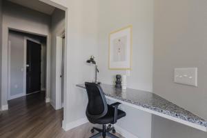 Blueground Lost Plains gym pool wd ac ATX-272