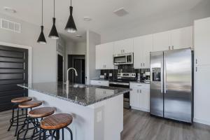 Blueground Lost Plains gym pool wd ac ATX-272