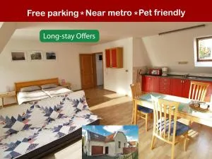 Oscar's Prague Apartment near the metro - Holyně