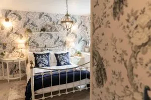 Peacock Room at Field View Cottage - Adlington