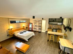 FRN101 Cozy loft located in a popular in Poblado By Roots Rentals