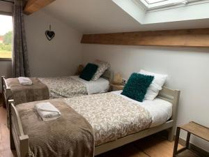 B&B / Chambres d'hotes Les Glycines : Chambre Familiale avec Salle de Bains