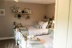 Fern room at field view cottage - Adlington