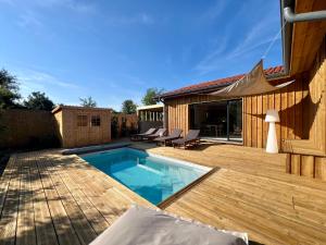 Maison en bois avec piscine proche de la plage