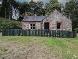 Gunroom Cottage - Auchterneed