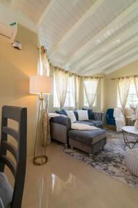 SweetOasis-King Bed-Pool-BBQ Grill-Free StarLink Wifi 250Mbps-Solar Powered-Free Parking-Gated Complex-Near Ocho Rios