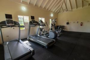 SweetOasis-King Bed-Pool-BBQ Grill-Free StarLink Wifi 250Mbps-Solar Powered-Free Parking-Gated Complex-Near Ocho Rios