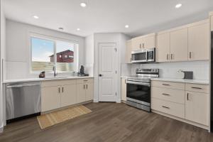 Livingston Way I Sleep 6 I Netflix I Kitchen I TV