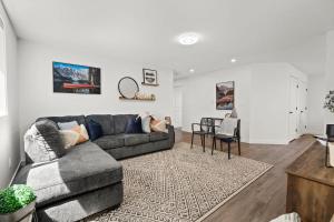 Livingston Way I Sleep 6 I Netflix I Kitchen I TV