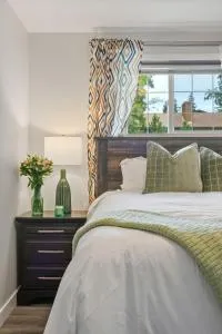 NEW! Enjoy Yoga Classes! Private 2 BR Suite w Netflix & Banff Pass! Near Championship Golf Course! - Bowness