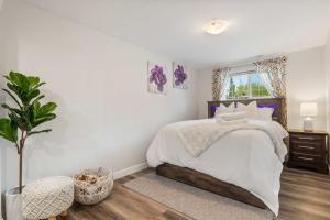 2BR Cozy Suite w Fireplace! FREE Banff Pass, Parking, Netflix! Enjoy Yoga Classes or Plan Your Golf Trip!