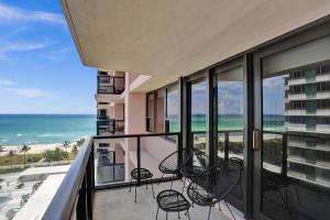 Adorable 2 Bedroom Condo Beach Service 1110