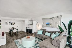 Adorable 2 Bedroom Condo Beach Service 1110