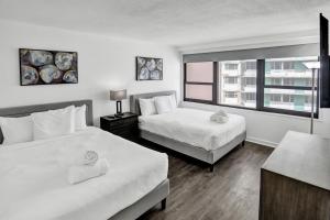 Adorable 2 Bedroom Condo Beach Service 1110